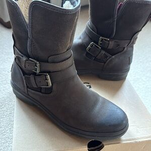 Ugg  women’s Simmens